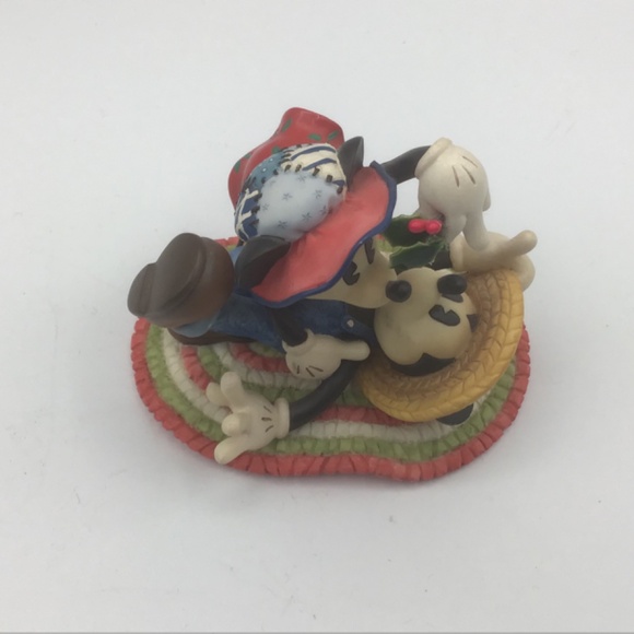 Vintage Disney Mickey & Minnie “kiss Under the Mistletoe” figurine by Enesco . - Picture 7 of 8